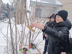 В Ершове юные друзья полиции помогают пернатым пережить зиму