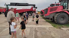 Школьники Ершовского района знакомятся с сельскохозяйственной техникой