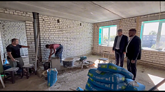 Глава Ершовского района Константин Мызников контролирует ход ремонтных работ на ул. Космонавтов