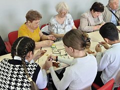 Юные и пожилые ершовцы совместно изготавливали броши с георгиевской лентой