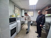 Ершовский общественник посетил изолятор временного содержания полиции