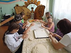 В одном из сельских клубов Ершовского района картины делают из теста
